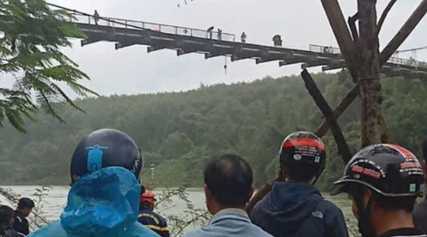 Thừa Thiên Huế: Xe chở rác rơi xuống sông, 2 người mất tích